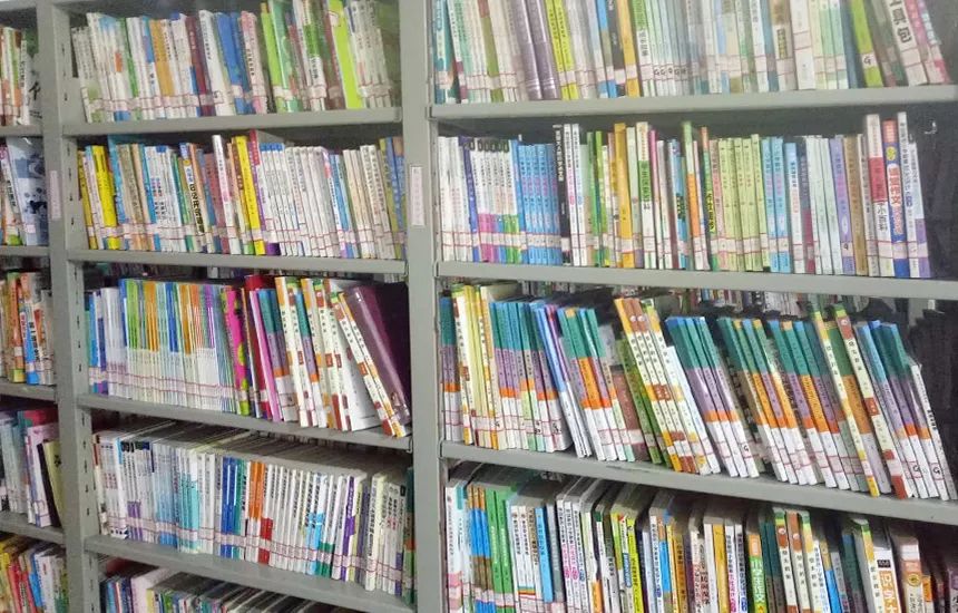 永荣公益基金会援建爱心图书室-2