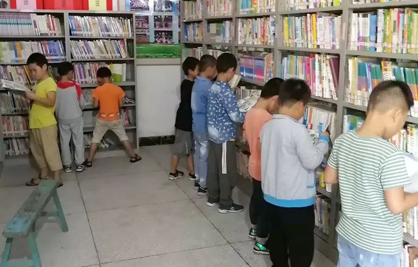 永荣公益基金会援建爱心图书室-3