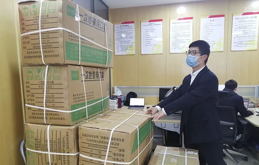 抗疫榜样 | 郑先舟:争分夺秒 数天采购10万个口罩-1 抗疫榜样 | 郑先舟:争分夺秒 数天采购10万个口罩-1